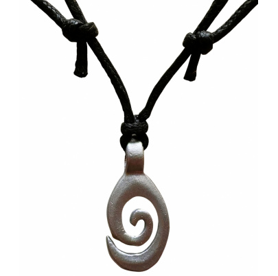 Prívesok metal Maori Koru so šnúrkou na krk
